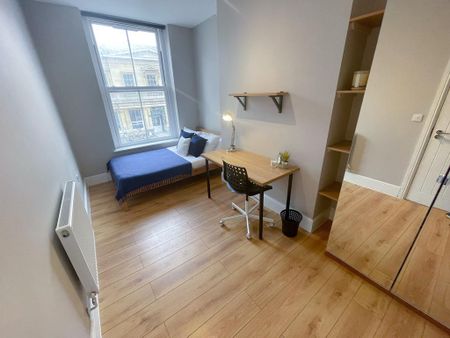 4 bedroom flat to rent - Photo 2