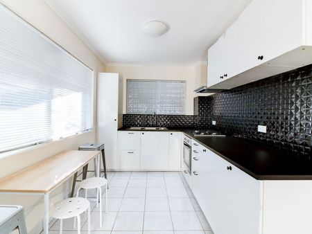 Spacious Well-Presented Apartment! - Photo 3