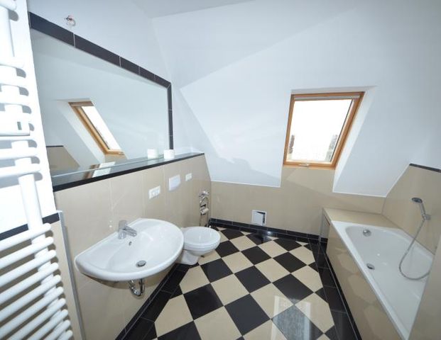Sanierte Altbauwohnung im Dachgeschoss mit Loggia!! - Foto 1