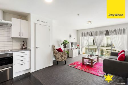 Excellent 1-Bedroom Apartment: Pool Access, Storage & Two Car Parks in Onehunga Central (unfurnished - Photo 3