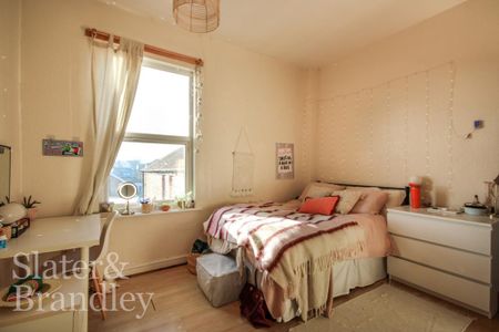 6 bedroom semi-detached house to rent - Photo 3