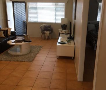 NEWLY RENOVATED FULLY FURNISHED SOUTH MACKAY UNIT - Photo 3