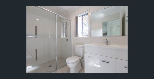 BRIGHT, SPACIOUS, AIRY TOWNHOUSE - Photo 1