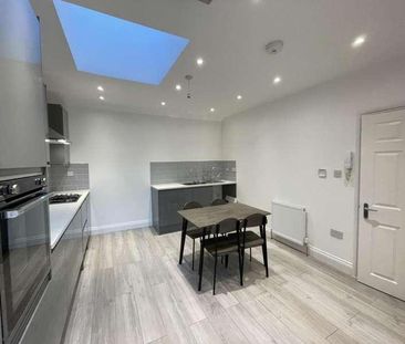 D Floor Flat High Street Colliers Wood, London, SW19 - Photo 6