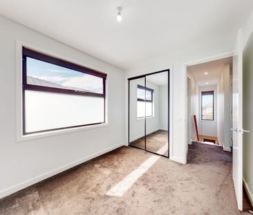 Beautifully Finished Townhouse - Photo 5