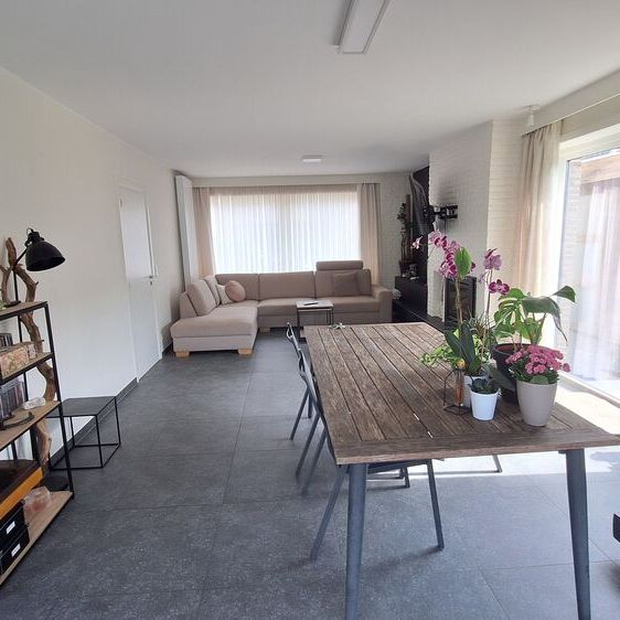 Alleenstaande woning met 5 slaapkamers tuin en garage in hartje Poperinge. - Photo 1