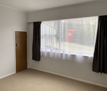 4A Hillview Crescent, Paparangi - Photo 3