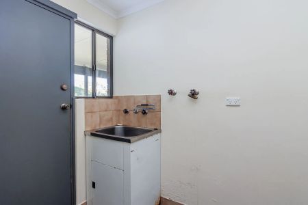 Well-appointed home in a neighbourhood filled with conveniences! - Photo 2