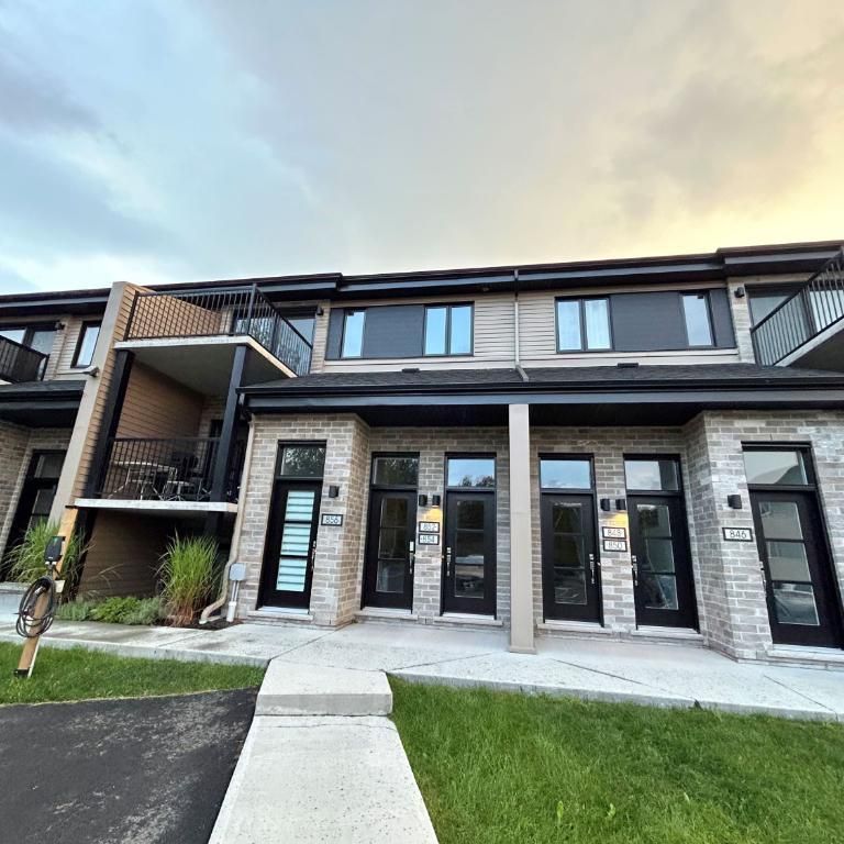 Magnifique condo 5 ½ SEMI-MEUBLÉ (5 électros) à Granby - Photo 1