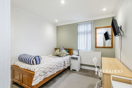 5 bedroom house to rent Western Road, SW19 - Photo 4