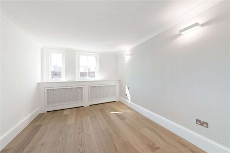 A stunning 2 bedroom 2 bathroom garden square apartment on the third floor of this beautiful conversion. - Photo 3