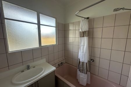 Beautifully updated and comfortable home - Photo 4