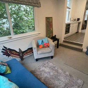 Fully renovated 2 bed, 2 living on Tinakori Road - Photo 2