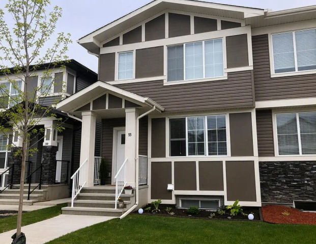 Executive 3-Bedroom Main Floor Home + Loft + Double Detached Garage — 3 Bedrooms+ Den Main Floor - Photo 1