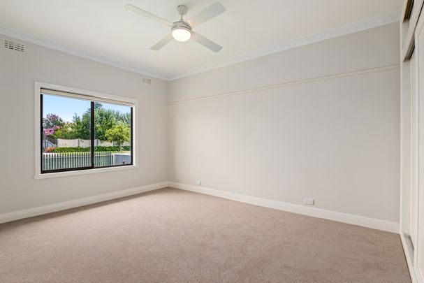 Central Three Bedroom Plus Study - Photo 1