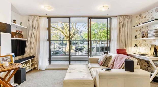 Large Studio Living! - Photo 1