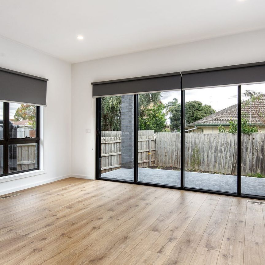 PREMIUM STREET-FRONT TOWNHOME IN THE HEART OF NOBLE PARK NORTH - Allagents - Alltenants - Allaccess - Photo 1