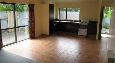 FIVE BEDROOMS - STUDENT RENTAL - Photo 3