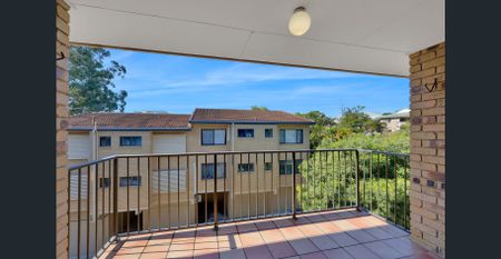 SPACIOUS TOP FLOOR APARTMENT - Photo 5