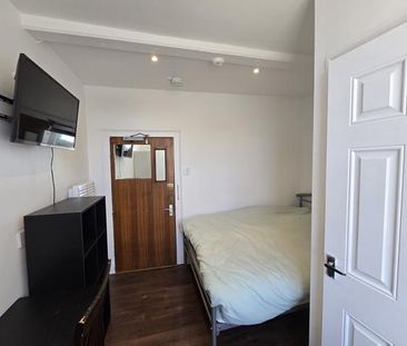 1 bedroom in a flat share to rent - Photo 3