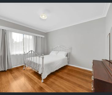 Character in perfect location! - Photo 4