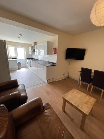 5 bedroom semi-detached house to rent - Photo 2