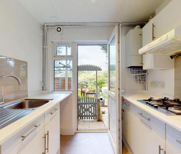 3 bedroom flat to rent - Photo 2