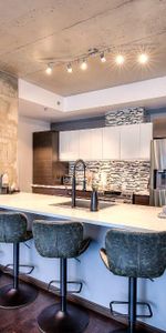 Condo 3.5 de luxe, meublé, rénové au coeur du quartier Dix30 à 5min du REM - Photo 4