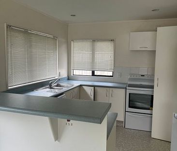 Large family home with garage - Photo 6