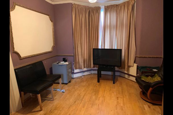 4 Bed Terraced House, Britannia Road, IG1 - Photo 1