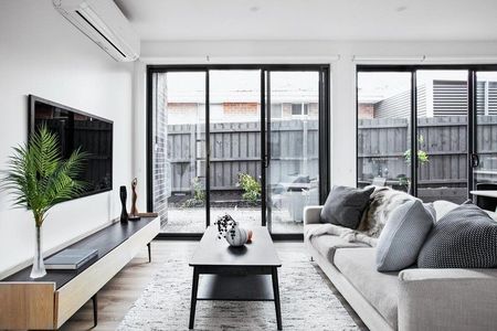 Luxurious 4 Bedroom Townhouse in the Heart of Preston! - Photo 3