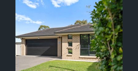 IMMACULATE FAMILY HOME! - Photo 4