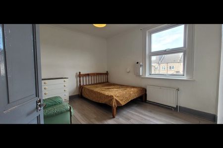 3 Bed Terraced House, Lord Street, E16 - Photo 4