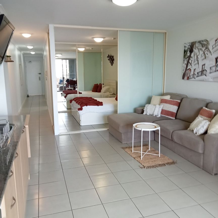 Experience Comfort and Convenience in a Beautiful Coastal Town - Photo 1