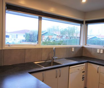 Great Location 3-Bed House with Double Garage - Photo 3