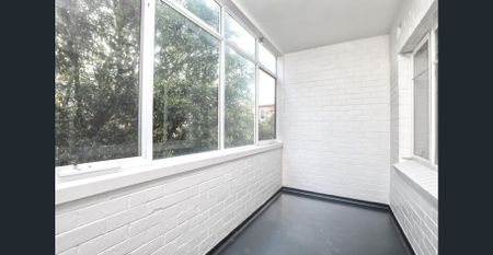 Spacious 2 Bedroom Unit on Toorak Road - Photo 4
