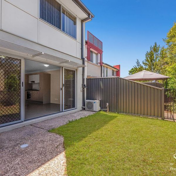 Stylish Townhouse Living in Prime Mango Hill Location! - Photo 1