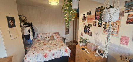 3 Bed - 15 Hessle Walk, Hyde Park, Leeds - LS6 1EJ - Student - Photo 4