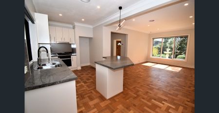 Sunlit Luxe Townhouse with Private Gardens & Premium Upgrades (Professional Garden Maintenance Included) - Photo 5