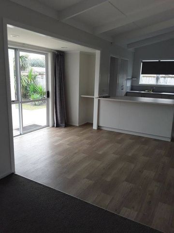 Bright & Convenient Ã¢Â€Â“ Walk to Town! - Photo 2