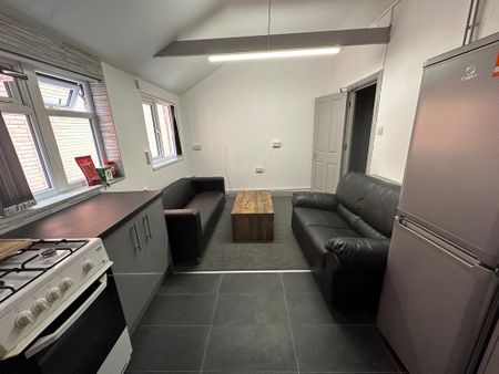 5 bedroom flat to rent - Photo 2