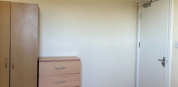 Room in a Shared Flat, Leslie Road, E11 - Photo 2