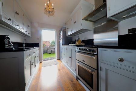 4 bedroom flat to rent - Photo 4