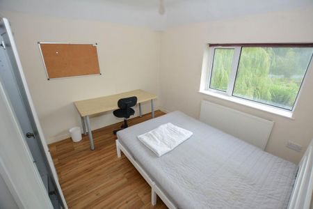 4 bedroom semi-detached house to rent - Photo 5