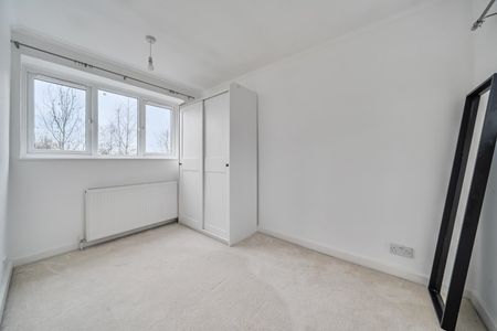 4 bedroom detached property to rent - Photo 2