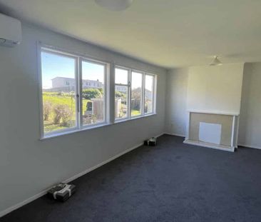 RENOVATED THREE BEDROOM: - Photo 4