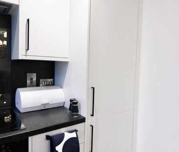 Stylish Top-Floor 1-Bed Apartment with Bold Interiors – South Parad... - Photo 1