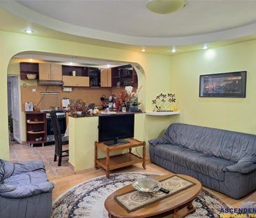 Casa Bartolomeu, pe doua nivele, stil deosebit, curte comuna - Fotografie 1