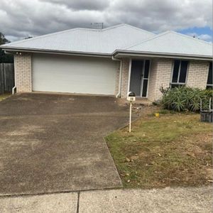 Spacious four bedroom family home with air conditioning! - Photo 3