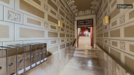 Room in a shared 3-bedroom apartment for rent in Vila de Gràcia, bills included - Photo 2